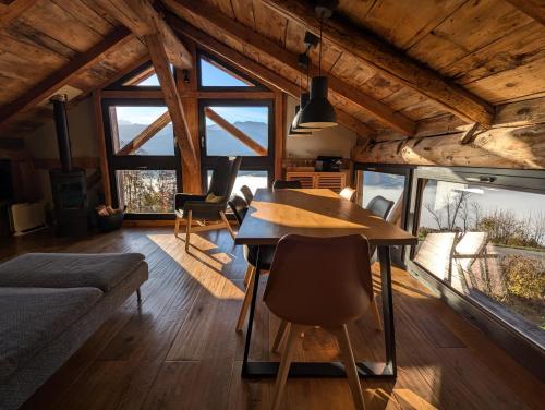 - un salon avec une table et des chaises dans une cabine dans l'établissement Grange 1767 - vue imprenable - proche SAMOËNS/MORRILON, à Verchaix