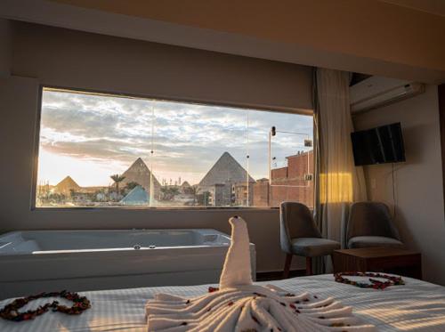 Postel nebo postele na pokoji v ubytování Tuya pyramid view inn