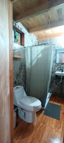 Koupelna v ubytování Cabaña Arrayan