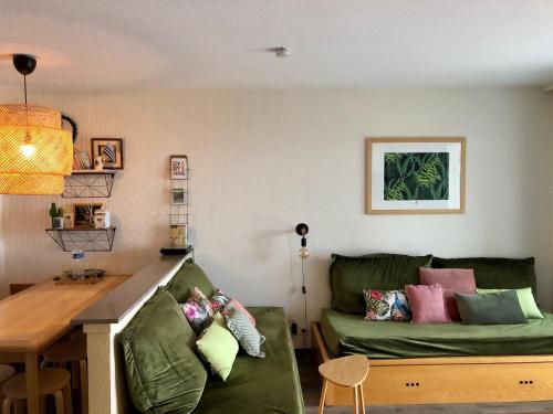 Photo de la galerie de l'établissement Appartement avec piscine, wifi, près de la plage, pour 6 personnes à Arzon - FR-1-775-17, à Arzon