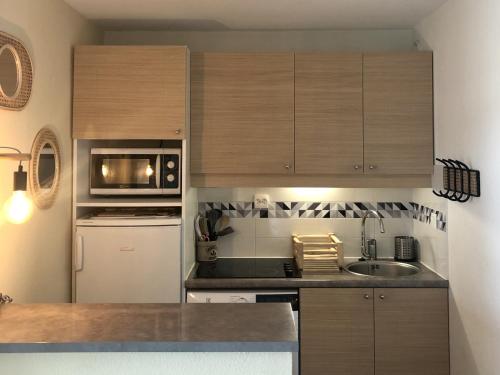 Photo de la galerie de l'établissement Appartement avec piscine, wifi, près de la plage, pour 6 personnes à Arzon - FR-1-775-17, à Arzon