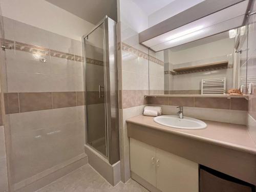 une salle de bain avec un lavabo et une douche dans l'établissement Appartement avec piscine et terrasse, proche plage, climatisé, garage à Fréjus - FR-1-226A-184, à Fréjus