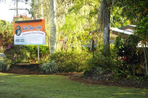 a sign in a yard in front of a house at Kookaburra Motel Yungaburra in Yungaburra