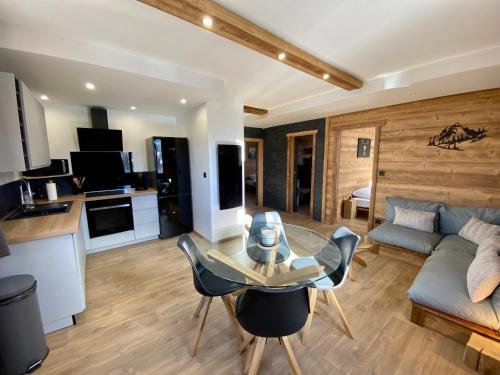 un salon avec un canapé et une table en verre dans l'établissement Appartement T3 rénové avec 2 chambres, proche centre, parking, Formiguères - FR-1-758-37, à Formiguères