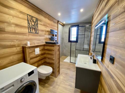 une salle de bain avec toilettes et lavabo et une machine à laver dans l'établissement Appartement T3 rénové avec 2 chambres, proche centre, parking, Formiguères - FR-1-758-37, à Formiguères