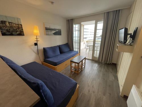 Photo de la galerie de l'établissement Appartement 4 pers à Arzon, piscine et parking, proche plage et port - FR-1-775-21, à Arzon