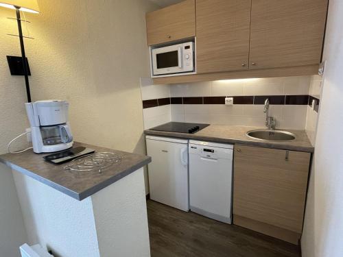 Photo de la galerie de l'établissement Appartement 4 pers à Arzon, piscine et parking, proche plage et port - FR-1-775-21, à Arzon