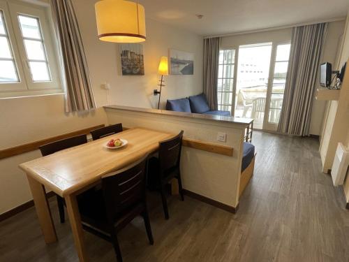 Photo de la galerie de l'établissement Appartement 4 pers à Arzon, piscine et parking, proche plage et port - FR-1-775-21, à Arzon