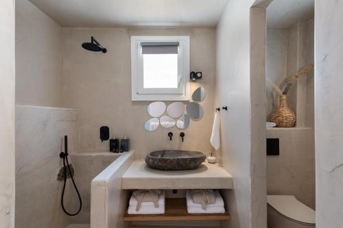 Bilik mandi di Jacuzzi Suite by Divalproperties-Mykonos