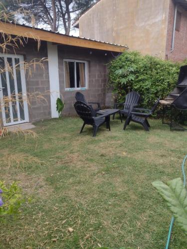 twee stoelen en een tafel in de tuin bij Amistad in Villa Gesell