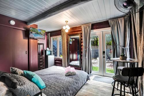 une chambre avec un lit, une table et une fenêtre dans l'établissement Kiki 3 - Men's Clothing optional Guest Houses, à Fort Lauderdale