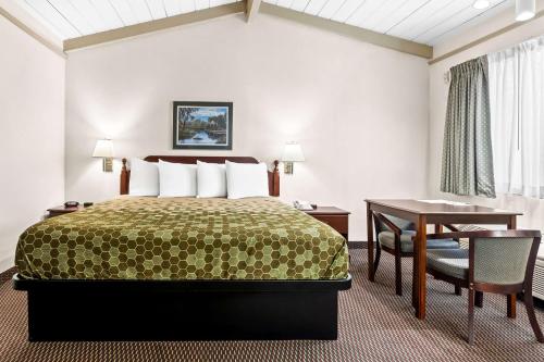 una habitación de hotel con una cama y un escritorio en SureStay Hotel by Best Western Castro Valley, en Castro Valley