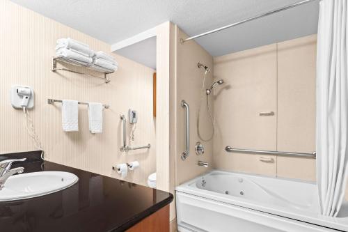 un baño con lavabo y ducha en SureStay Hotel by Best Western Castro Valley, en Castro Valley
