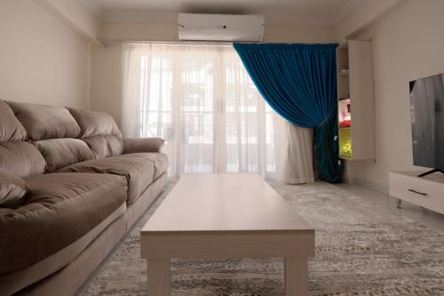 TV a/nebo společenská místnost v ubytování luxury Heliopolis gem residence