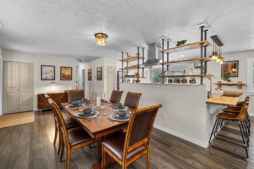 a dining room and kitchen with a table and chairs at Hot Tub, Fire Pit, Dog Friendly, Heart of Sisters, Amenities in Sisters