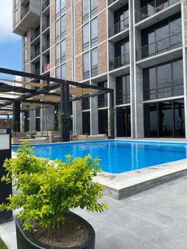 a large swimming pool in front of a building at Lux 2 BR apartment, swimming pool, gym and free parking spot in downtown Monterrey in Monterrey