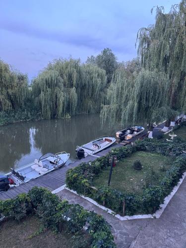 Výhled na řeku, která protéká v blízkosti hotelu