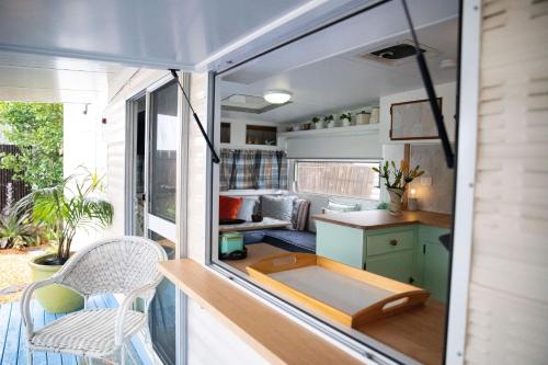 Posezení v ubytování Unique lakefront glamping