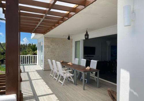 Un balcón o terraza de Ocean Front Deluxe Condo
