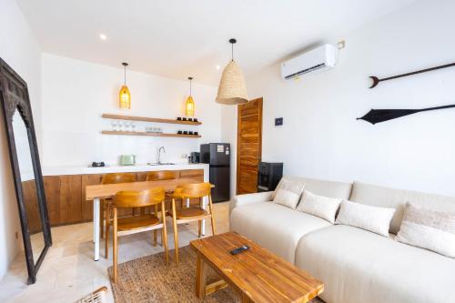 una sala de estar con un sofá y una mesa en Thomas Beach Apartment, en Uluwatu