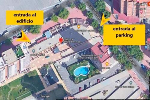 a map of a parking lot with two yellow arrows at Apartamento Completo Torresol V in Benidorm