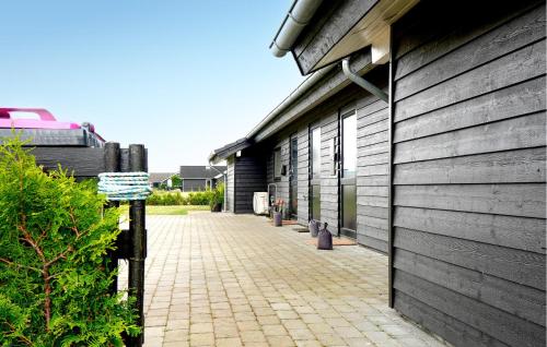 a brick sidewalk next to a wooden building at Gorgeous Home In Haderslev With Wifi in Haderslev