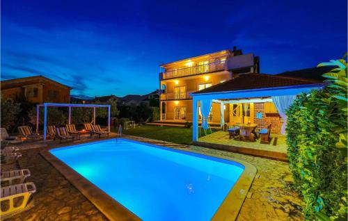 Holiday house with a swimming pool Kastel Luksic, Kastela - 23710