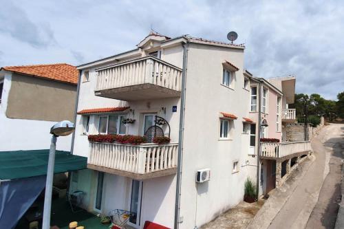 Apartments by the sea Tisno, Murter - 23720