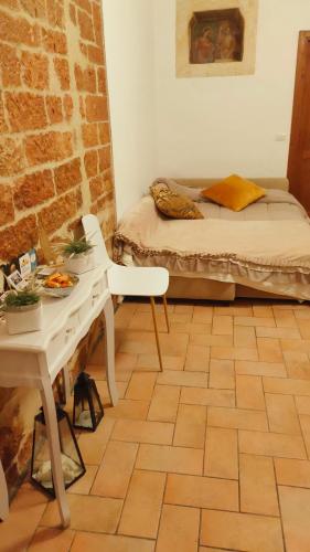 a room with a bed and a desk and a table at La Casa Di Miri in Foligno