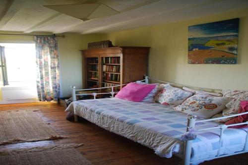 Sainte-Marguerite-dʼElleにあるCottage in Sainte-Margueriteの枕が置かれたベッドのある寝室