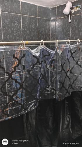 リオデジャネイロにあるSanta Alexandrina Hostelのバスルーム(プラスチック製のシャワーカーテン付)