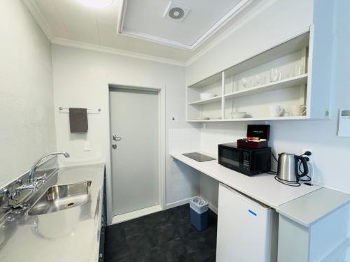 Kuchyň nebo kuchyňský kout v ubytování Kensington Motel