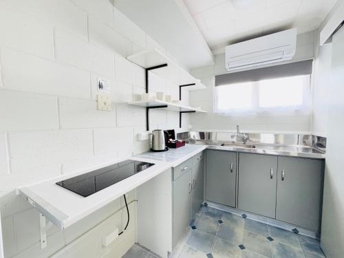 Kuchyň nebo kuchyňský kout v ubytování Kensington Motel