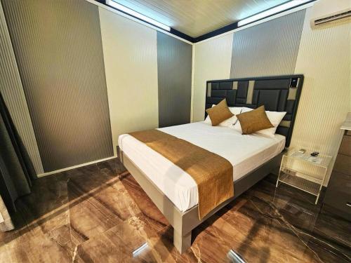 a bedroom with a large bed in a room at Casa Cristal # 1 in Fortuna