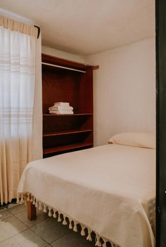 a bedroom with two beds and a window at Departamento en Bahías de Huatulco in Santa Cruz Huatulco