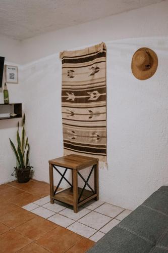 a towel hanging on a wall with a wooden stool at Departamento en Bahías de Huatulco in Santa Cruz Huatulco