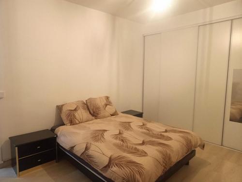 une chambre avec un lit dans une pièce dans l'établissement maison spacieuse à coulommiers 8 couchages, à Coulommiers