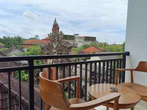 a balcony with a table and chairs and a view at Tulak House in Blahbatu