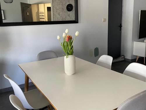 Gallery image of Gîte confortable avec piscine, parking et Wi-Fi à La Suze-sur-Sarthe - FR-1-410-399 in La Suze-sur-Sarthe