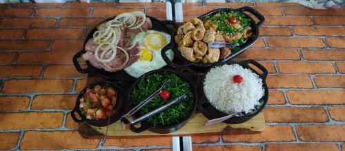 a plate of food with rice and other foods at Aconchego Caminho das Cachoeiras in Rio Acima