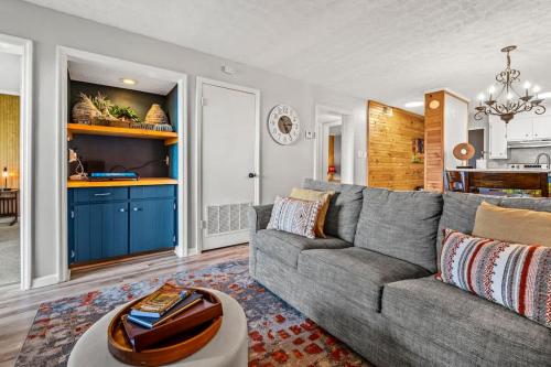 a living room with a gray couch and blue cabinets at Misty Mountain Getaway in Gatlinburg