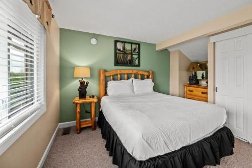 En eller flere senge i et værelse på Woodland Retreat