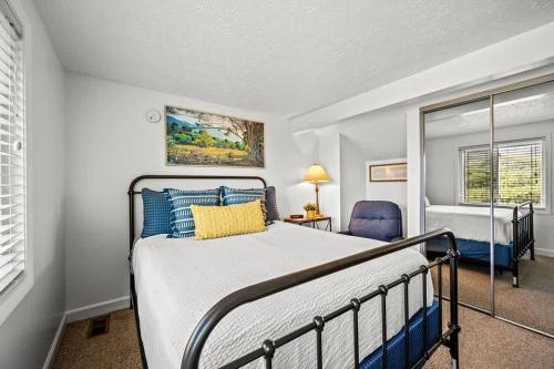 Giường trong phòng chung tại Blessed in the Smokies