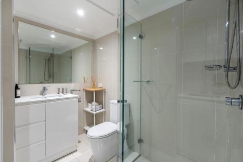 Koupelna v ubytování Spacious 2-Bed Apartment Near Dining & Attractions
