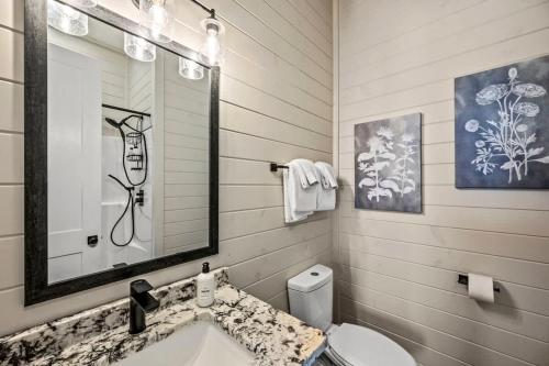 Un baño de Serenity Shores Lodge