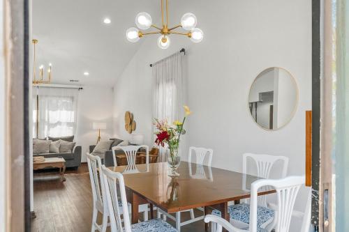Φωτογραφία από το άλμπουμ του Comfortable home in Raleigh w big fenced backyard σε Ράλεϊ