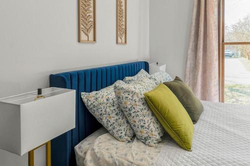 Ένα ή περισσότερα κρεβάτια σε δωμάτιο στο Comfortable home in Raleigh w big fenced backyard