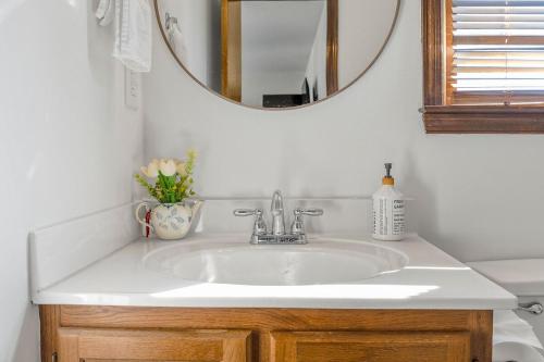 Ένα μπάνιο στο Comfortable home in Raleigh w big fenced backyard