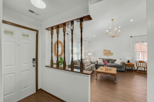 Χώρος καθιστικού στο Comfortable home in Raleigh w big fenced backyard