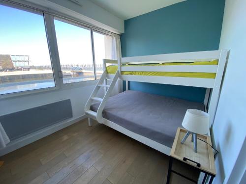 Ce lit superposé se trouve dans un dortoir doté de 2 fenêtres. dans l'établissement Appartement T3 centre Arcachon avec parking et WIFI - FR-1-374-34, à Arcachon